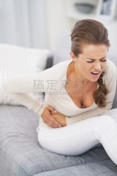 沙发,青年女人,暴食症,恶心,有月经,瘦弱,女人,棕色头发,问题,起居室