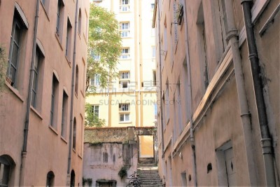 L'un des quartiers mytrhiques de Lyon : ses pentes, ses traboules, le théâtre antique, l'histoire des Canuts et de Jacquard, l'invention du métier à Tisses, les Traboules et une architecture unique
