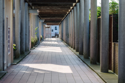 Säulengang oder Kolonnade, lateinisch columna"u201a die Säule."nUnterschied zwischen Kolonnade und Arkade ist das die Decke oder das Gebälk gerade ist.