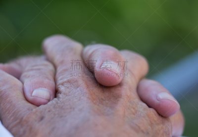 老年男人,手,横越,肝斑,盘着手指,雀斑,皱纹,静脉,公园,水平画幅
