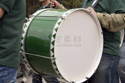 游行乐队,经典的乐队,鹅步,鼓皮,低音鼓,独奏演员,传统音乐家,视角,倾斜视角,无法辨认的人