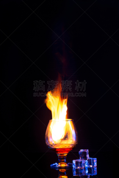 含酒精饮料,暗色,背景,玻璃杯,冰,夜晚,鸡尾酒,饮料,周年纪念,红色