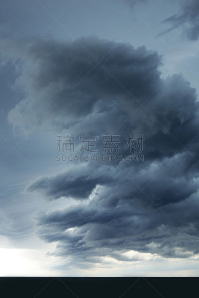 乌云,远距离,地平线上的风暴,暴风雨前的平静,层云,卷云,锐角,仅天空,垂直画幅,天空