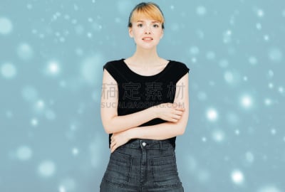 雪,冬天,牛仔裤,女孩,表现积极,幸福,t恤,背景聚焦,微笑