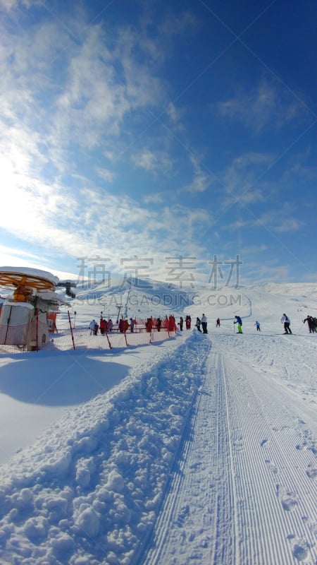 雪,冬天,太阳,滑雪雪橇,垂直画幅,天空,休闲活动,滑雪坡,安全帽,运动头盔