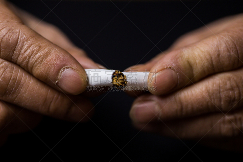 女人,手,香烟,中老年人,羊毛帽,浪漫,健康保健,部分,癌症,一个人