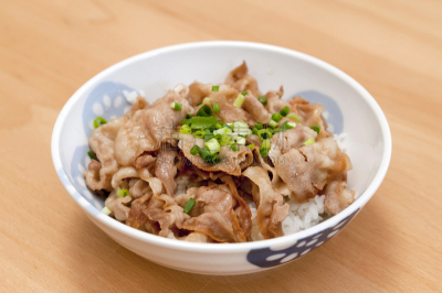 五花肉,在上面,米,碗,肉制品,肉,草本,青葱刷,饮食,膳食