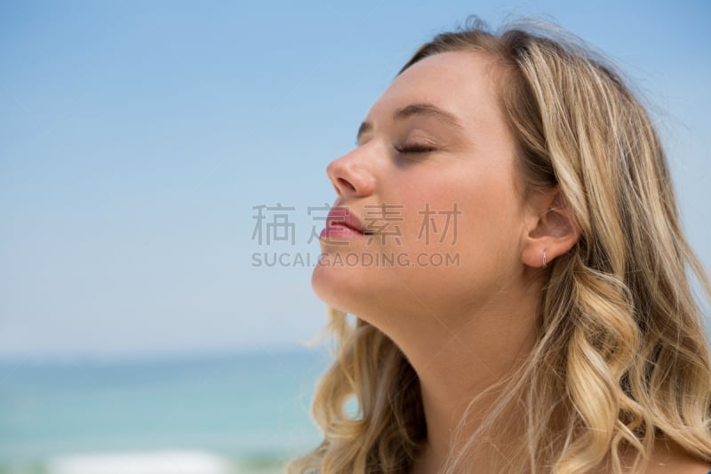 女人,闭着眼睛,特写,水,天空,留白,休闲活动,水平画幅,夏天,户外