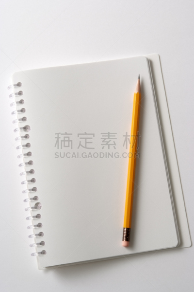 螺旋记事本,开着的,空白的,白色背景,铅笔,黄色,垂直画幅,留白,洞,无人