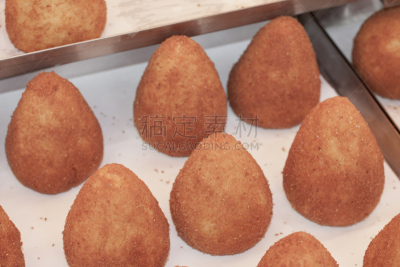 米饭炸肉饼,蔬菜炖肉,炸丸子,街头食品,水平画幅,法式食品,户外,奶酪,生物学,西红柿