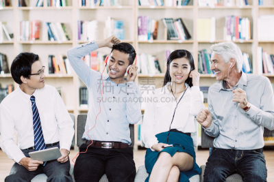 青年人,教师,老年人,耳机,男人,两个人,图书馆,看,女商人,音乐