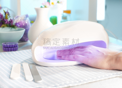 美甲店,手,室内,女性,紫外线灯,制造机器,皮肤癌,紫外线,涂指甲油,水平画幅