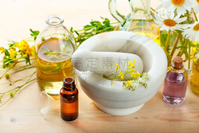 芳香疗法,野花,石生风铃草,黄色出租车,风铃草属,滴瓶,野风信子,毛莨科,按摩油,研磨器