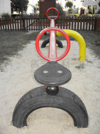 轮胎,跷跷板,学校操场,垂直画幅,重的,座位,沙子,夏天,金属,敏捷