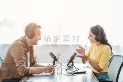 收音机,两个人,录音棚,有奖电视大赛主持人,影棚拍摄,耳机,人,男人,图像,电台节目主持人