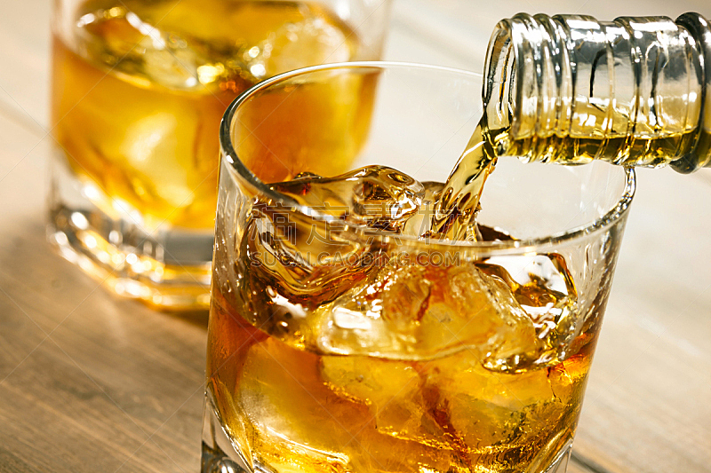 威士忌,白兰地,褐色,水平画幅,玻璃杯,含酒精饮料,冰,饮料,人造冰,冰块