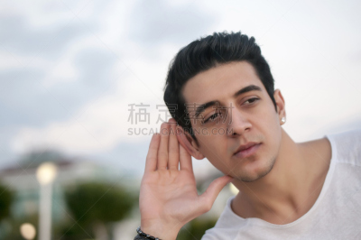 问号,仅少男,人的耳朵,青少年,留白,黑发,男性,仅成年人,想法,青年人