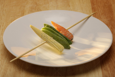 生食,健康食物,小吃,迷你型蔬菜,迷你型玉米,小胡萝卜,mange-tout,餐具,留白,水平画幅