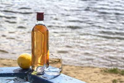 湖,海滩,瓶子,威士忌,表,玻璃杯,白兰地酒杯,水平画幅,玻璃,含酒精饮料