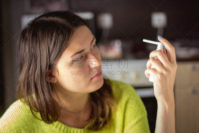 药,人的鼻子,女孩,感冒病毒,噪音爵士乐,心脏病,喉咙,过敏药,症状,头痛