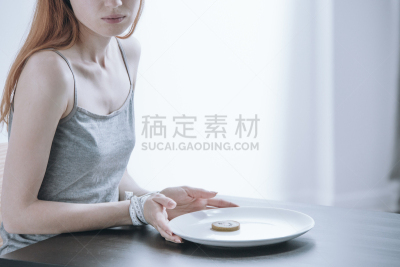 女人,水平画幅,绝望,膳食,心理健康,仅成年人,凌乱,部分,青年人,痛苦