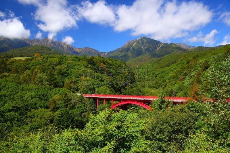 山,红色,桥,天空,里山,度假胜地,沟壑,水平画幅,林区,梁