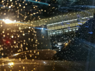 透过窗户往外看,雨,机场,窗户,飞机,客舱,户外,建筑外部,夜晚,天空