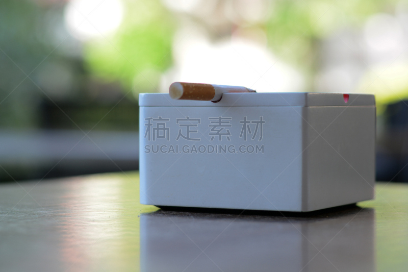 烟灰缸,桌子,香烟,白色,茶几,医疗流程,癌症,头痛,灰,拿着