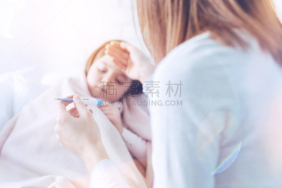 女孩,床,在下面,温度计,半身像,周末活动,安全,居住区,儿童