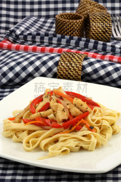 大比目鱼,意大利宽面,垂直画幅,饮食,灯笼椒,无人,海产,彩色图片,意大利食品,餐巾