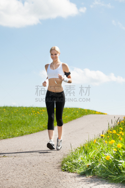 耳机,慢跑,音乐,青年女人,垂直画幅,天空,休闲活动,草,图像,仅成年人