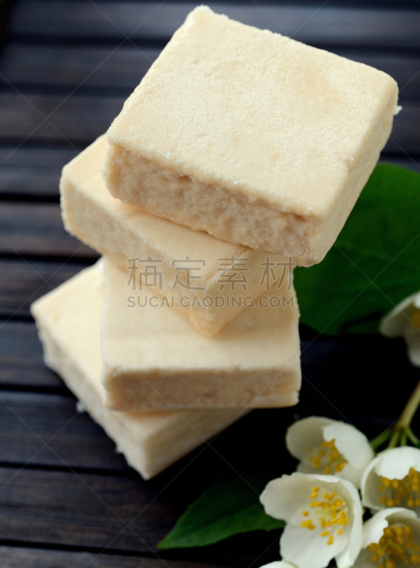 泽费尔,沙棘,牛轧糖,蜜饯,干花,茉莉,棉花软糖,垂直画幅,杏,干的