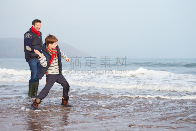 石头,海滩,冬天,父子,打水漂,撇,休闲活动,水平画幅,沙子,父母
