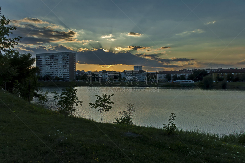 湖,居住区,全景,城市天际线,体育场,水,天空,美,公园,褐色