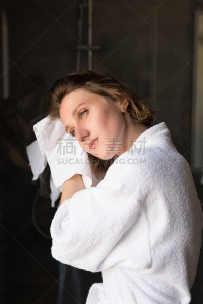 青年女人,毛巾,垂直画幅,美,浴室,美人,家庭生活,早晨,干的,白人