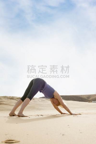 沙子,瑜伽,狗,女人,田径赛,运动,一个人,健康,下犬式,英国