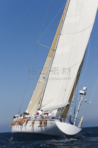 有帆船,船,乘务员,垂直画幅,天空,偏远的,户外,青年人,运动,高桅横帆船