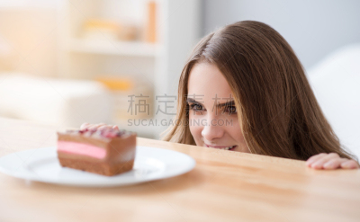 女人,桌子,表现积极,透过窗户往外看,水平画幅,嬉戏的,蛋糕,斜眼看,特写,甜点心