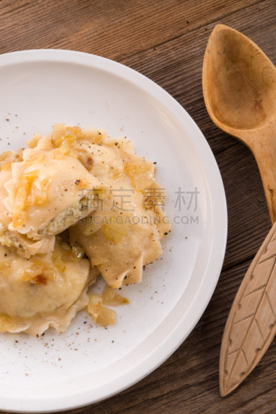 波兰饺子,碗,波兰,绿甘蓝,德国泡菜,月桂树叶,意大利馄饨,酸奶油,餐具,垂直画幅