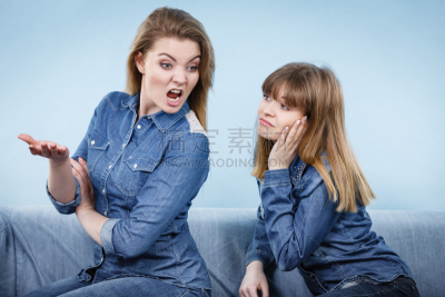 女人,女性,两个人,修改系列,驼峰,残酷的,不关心,不高兴的,生气,水平画幅