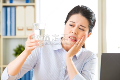 青年人,女商人,亚洲,人的牙齿,美,身体受伤,悲痛,水平画幅,美人,人的嘴