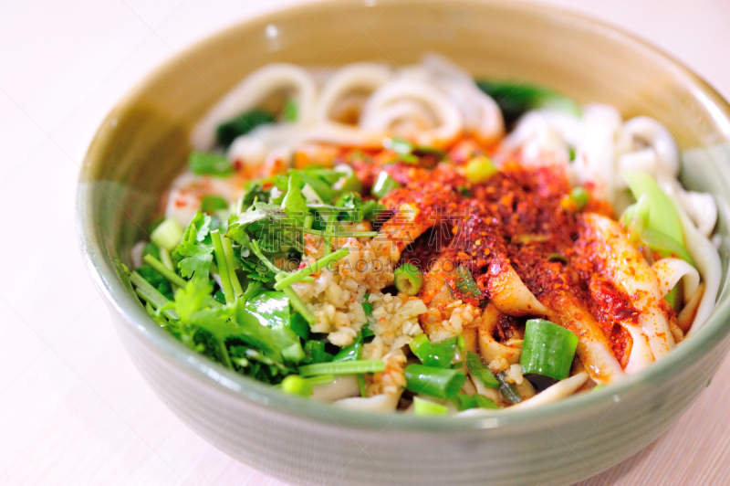 面条,捞面,酱油,餐具,煮食,葱,水平画幅,无人,椒类食物,烘焙糕点