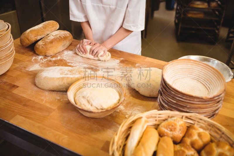 烘焙师,小麦面团,女性,中间部分,水平画幅,商店,制服,白人,面包,青年人