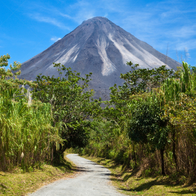 阿雷纳火山,乡村路,著名自然景观,空的,云,草,著名景点,户外,天空