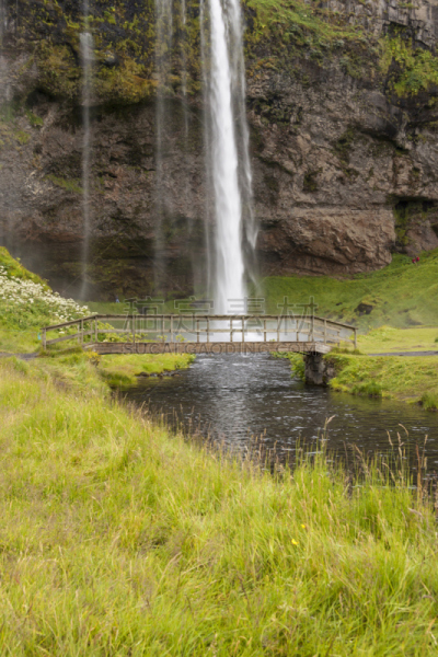 seljalandsfoss waterfall,冰岛国,垂直画幅,水,瀑布,巨大的,户外,湖,草,山