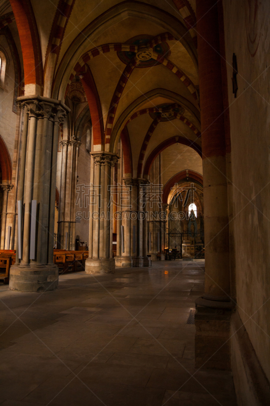 La Basilica di Sant'Andrea di Vercelli è una chiesa monacale cistercense e rappresenta uno dei pochi esempi di architettura gotica in Italia