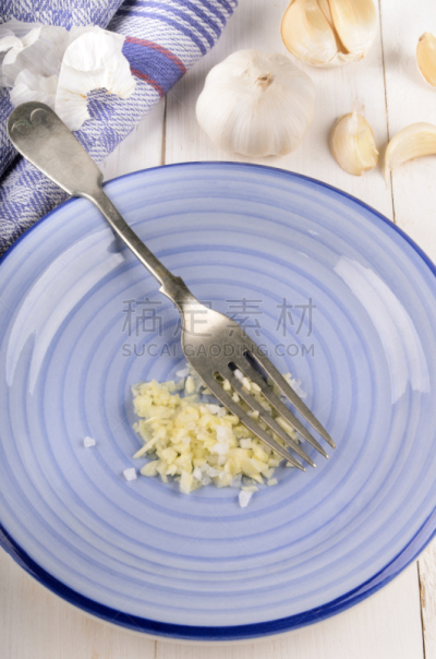 盘子,大蒜,粗糙的,食盐,餐具,垂直画幅,膳食,干抹布,容器,动物的顶撞行为
