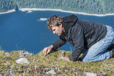 男人,水,水平画幅,蓝湖,户外,白人,湖,男性,觅食,爬