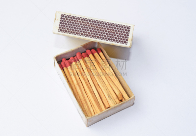 火柴盒,火柴,白色背景,分离着色,翻盖火柴盒,易燃品,水,水平画幅,特写,在上面