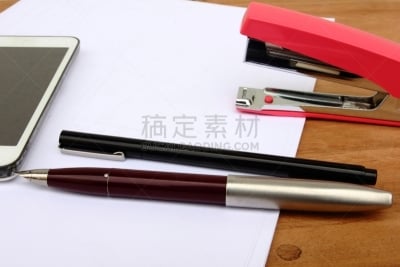 订书机,水笔,白皮书报告,图钉,办公室,办公用品,褐色,水平画幅,电话机,无人